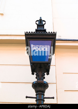 Traditionelle blaue Lampe außerhalb Charing Cross Polizeistation Stockfoto