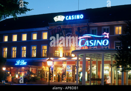 Fassade des Casino leuchtet in der Dämmerung, Niederbronn-Les-Bains, Elsass, Straßburg, Frankreich Stockfoto