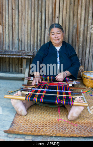 Frau Li Nähen von Hand Webstuhl Insel Hainan China Stockfoto