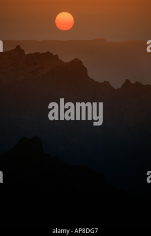 Sonne Einstellung über die Berge vom Pico do Arieiro auf der Insel Madeira Stockfoto