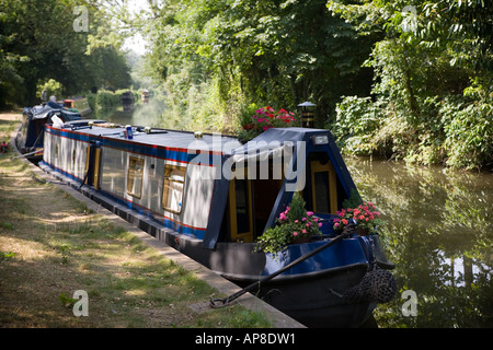 Eine schmale Boot namens "The Kids Erbe" festgemacht an der Kennet und Avon Kanal bei Theale, Berkshire. Stockfoto