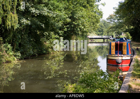 Eine schmale Boot namens "The Kids Erbe" festgemacht an der Kennet und Avon Kanal bei Theale, Berkshire. Stockfoto