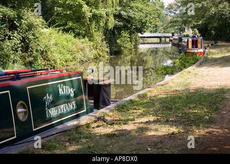 Eine schmale Boot namens "The Kids Erbe" festgemacht an der Kennet und Avon Kanal bei Theale, Berkshire. Stockfoto