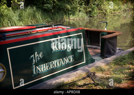 Eine schmale Boot namens "The Kids Erbe" festgemacht an der Kennet und Avon Kanal bei Theale, Berkshire. Stockfoto