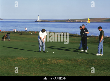 dh Golfplatz STROMNESS ORKNEY Golfer auf Putting Green Stromness Golfplatz Männer Gruppe großbritannien Stockfoto