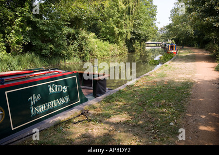 Eine schmale Boot namens "The Kids Erbe" festgemacht an der Kennet und Avon Kanal bei Theale, Berkshire. Stockfoto