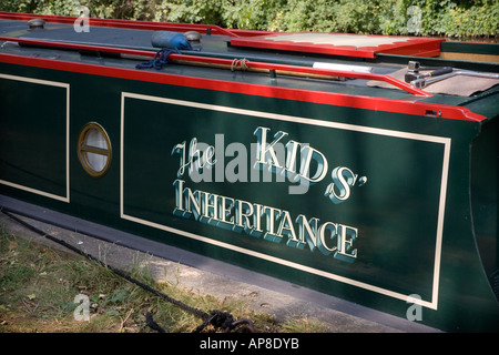 Eine schmale Boot namens "The Kids Erbe" festgemacht an der Kennet und Avon Kanal bei Theale, Berkshire. Stockfoto