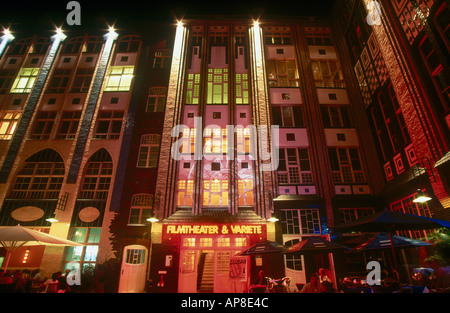 Niedrigen Winkel Blick auf die beleuchtete Gebäude bei Nacht, Berlin, Deutschland, Europa Stockfoto