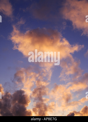 dh Wolken Textur Orange Grau und Buff Sonnenuntergang Wolken Stockfoto