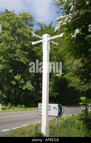 Die Izod Cross Hände Wegweiser (1669) auf Westington Hügel oberhalb der Cotswold Stadt von Chipping Campden, Gloucestershire Stockfoto