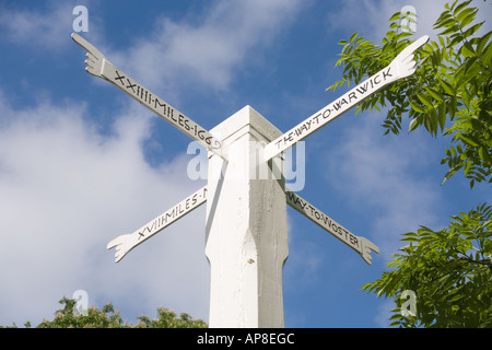 Die Izod Cross Hände Wegweiser (1669) auf Westington Hügel oberhalb der Cotswold Stadt von Chipping Campden, Gloucestershire Stockfoto