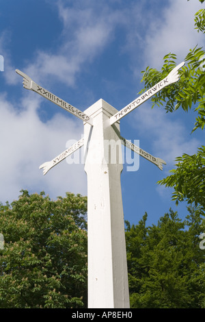 Die Izod Cross Hände Wegweiser (1669) auf Westington Hügel oberhalb der Cotswold Stadt von Chipping Campden, Gloucestershire Stockfoto