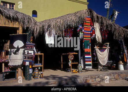 Kunsthandwerk zum Verkauf an Craft Shop Shop Verkäufer Verkäufer mit Souvenirs in Todos Santos in Baja California Sur, in Mexiko Stockfoto