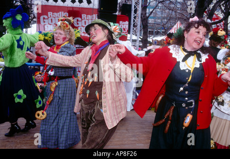 Gruppe von Menschen tanzen in Karneval, Viktualienmarkt, München, Bayern, Deutschland Stockfoto