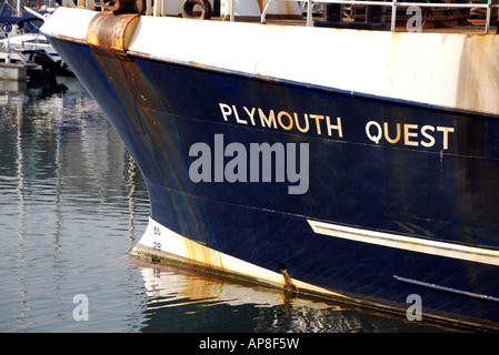 Plimsoll Linie und Bug des Bootes im Hafen von Plymouth Stockfoto