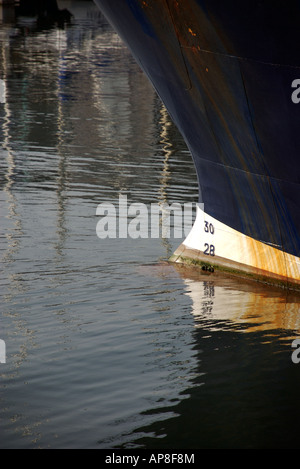 Plimsoll Linie und Bug des Bootes im Hafen von Plymouth Stockfoto