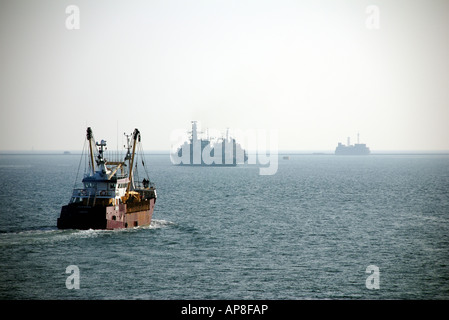 Trawler Schiff Köpfe aus Plymouth Sound auf das offene Meer Angeln Stockfoto