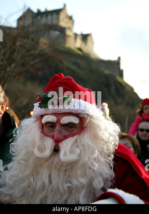 Santa Claus mit Edinburgh Castle in den Hintergrund, Princes Street Gardens, Edinburgh, Scotland UK Stockfoto