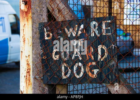 Hand bemalt Vorsicht Wache Hund Zeichen Stockfoto