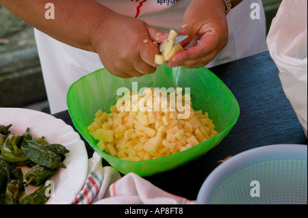 Mann beim Kochwettbewerb Bilbao baskischen Land Spanien spanische Tortilla de Patatas Zutaten vorbereiten Stockfoto