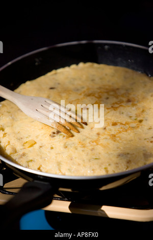 Hölzerne Gabel ruht auf spanische Tortilla de Patata in Pfanne während Kochwettbewerb Bilbao baskischen Land Spanien Stockfoto