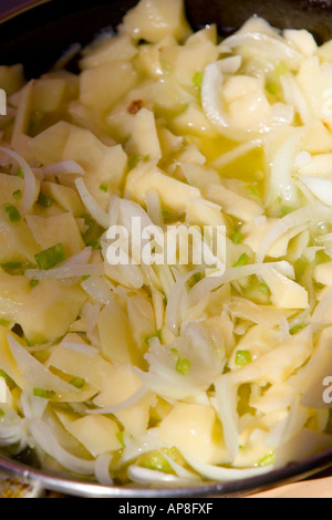 Gehackte Kartoffeln Paprika und Zwiebeln für spanische Tortilla de Patatas in Bilbao baskischen Land Spanien Pfanne gekocht wird Stockfoto