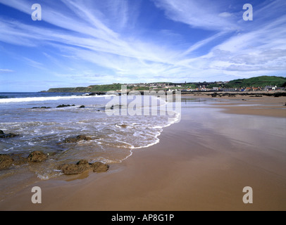 Dh Cullen Bay Strand CULLEN Moray in Schottland Stadt Wolken whispy Küste Küste cirrus Cloud Dorf banffshire Stockfoto
