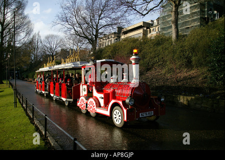 Weihnachtszug mit Passagieren durch Princes Street Gardens, Edinburgh, Schottland, Vereinigtes Königreich Stockfoto