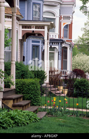 REIHE VON RESTAURIERTEN VIKTORIANISCHEN HÄUSERN IM STADTTEIL MÜNSTERHÜGEL VON ST. PAUL, MINNESOTA. FRÜHLING. Stockfoto