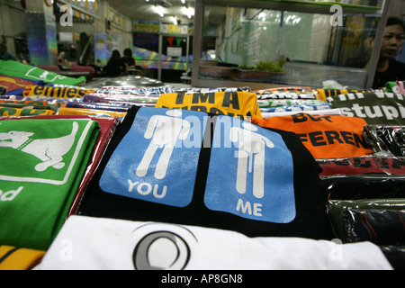 THA, Thailand, Bangkok, 20.02.2006: Patpong Nachtmarkt in der Rotlicht-Bezirk. T-Shirts Stockfoto