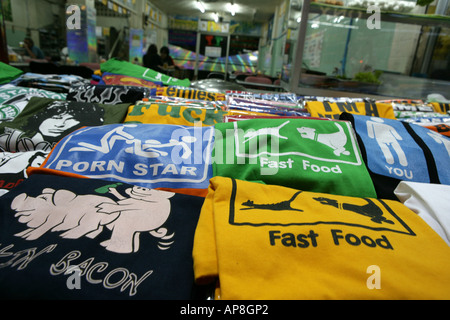 THA, Thailand, Bangkok, 20.02.2006: Patpong Nachtmarkt in der Rotlicht-Bezirk. T-Shirts Stockfoto