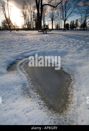 Eis, umgeben von Schnee an einem kalten Wintertag.  Willow Beach, Jacksons Point, Lake Simcoe, Ontario, Kanada. Stockfoto