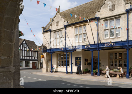 Das hochnäsig Fox Hotel gesehen aus dem 17. Jahrhundert Markthalle in Cotswold Stadt von Tetbury, Gloucestershire Stockfoto