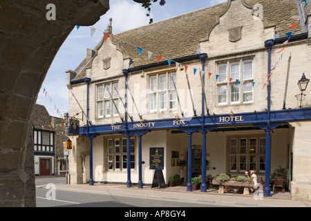 Das hochnäsig Fox Hotel gesehen aus dem 17. Jahrhundert Markthalle in Cotswold Stadt von Tetbury, Gloucestershire Stockfoto