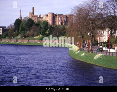 Dh Fluss Ness INVERNESS INVERNESSSHIRE Narzissen Inverness Castle Schottland Schlösser Stockfoto