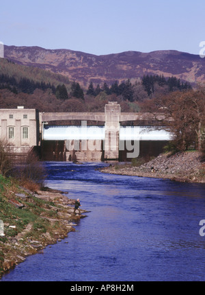 dh River Tummel Wasserkraftwerk PITLOCHRY PERTHSHIRE Valley Angler Angeln Flussufer schottland Elektrizitätswerk Strom Wasserkraft Stockfoto