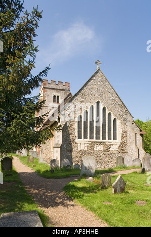 All Saints Church in Ockham, Surrey - mit einem seltenen sieben Lancet Fenster im East End des Altarraumes Stockfoto