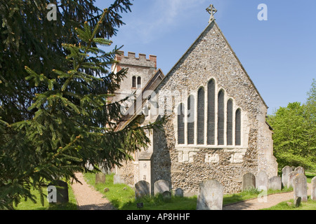 All Saints Church in Ockham, Surrey - mit einem seltenen sieben Lancet Fenster im East End des Altarraumes Stockfoto