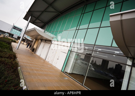 Mit Brettern vernagelt Geschäfte im Westen ein Fachmarktzentrum Eccles, Greater Manchester, England, UK Stockfoto