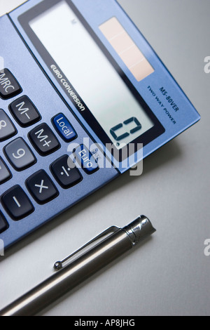 Solar-angetriebene Taschenrechner mit Stift Stockfoto