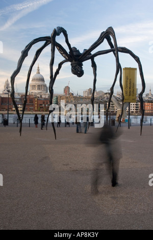 Louise Bourgeois Riesen Arachnid inmitten von St. Pauls und Londons Skyline. Stockfoto