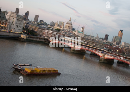 Blick auf St. Pauls und BlackFriars vom OXO Tower, London, UK Stockfoto