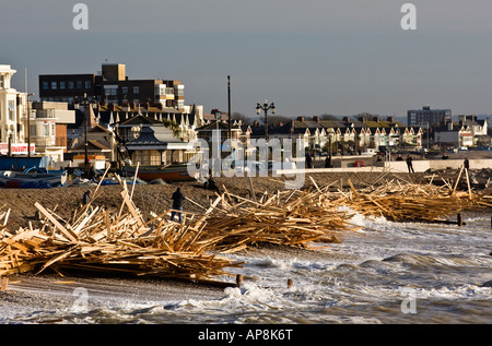 Blick nach Osten entlang der Küste von Worthing Pier. Treibholz von der versunkenen "Ice Prince". Sussex, England, UK. Stockfoto