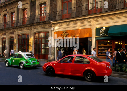 Rotes Auto, Geschäfte, Läden, Einkaufen, ich Calle Francisco Madero, Mexico City, Distrito Federal, Mexiko Stockfoto