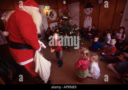 Die isländische Santa oder Yule Lad gibt Kindern Weihnachtsgeschenke in einem Kindergarten Stockfoto
