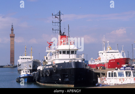 Grimsby Docks Royal Dock Tower Lincolnshire Humberside Schiffe Hafen Hafen Boote Fracht, England, Englisch UK Reisen Stockfoto