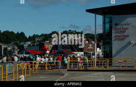 Passagiere warten Caledonian Macbrayne Fähre, Oban, Schottland Stockfoto