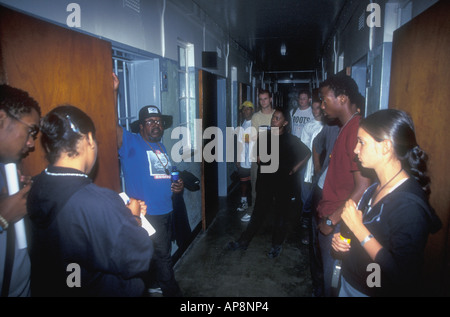 Nelson Mandela s Zelle auf Robben Island Lionel Davis ein ehemaliger Häftling führt Touristen in der Nähe von Kapstadt in Südafrika Stockfoto
