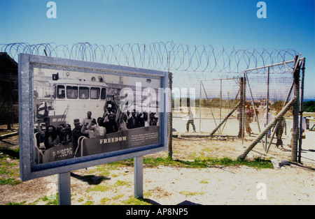 Exponate und Stacheldraht Zaun in der Nähe des Hafens von Robben Island in der Nähe von Kapstadt in Südafrika Stockfoto