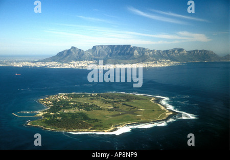 Luftaufnahme von Robben Island mit Kapstadt und den Tafelberg im Hintergrund Südafrika Stockfoto